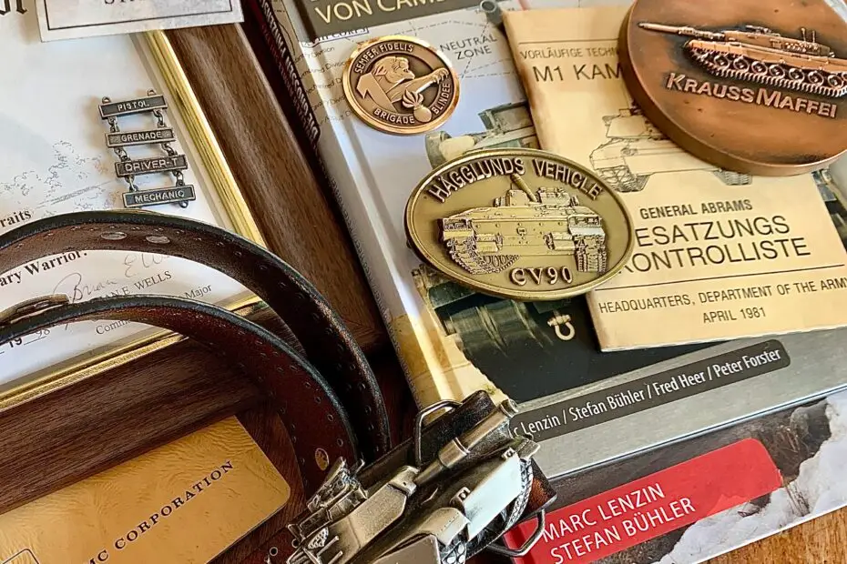 Diverse Bücher und Erinnerungsstücke der Militärzeit